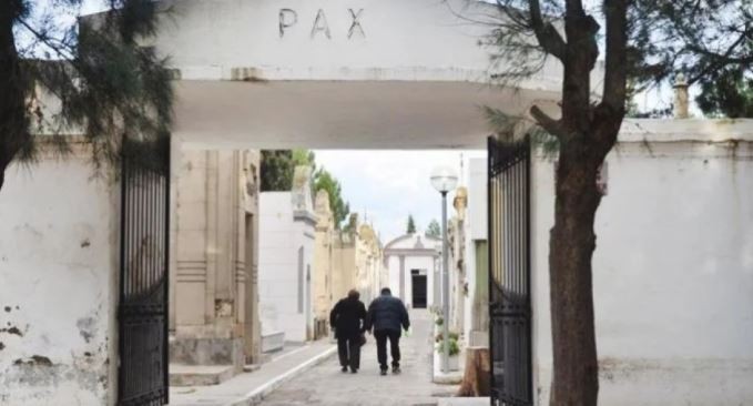 Profanaron un cuerpo y lo colocaron en un banco del cementerio: ¿robo o rito satánico? | Actualidad