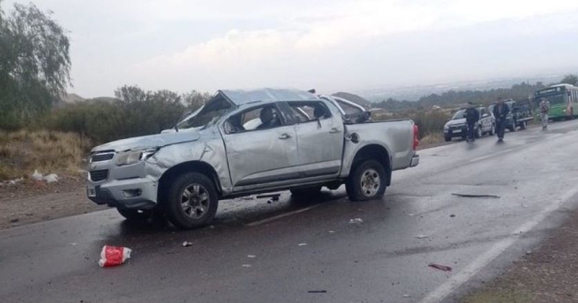 Mendoza: volcó una camioneta con 16 alumnos a bordo y murió una joven de 20 años | Actualidad