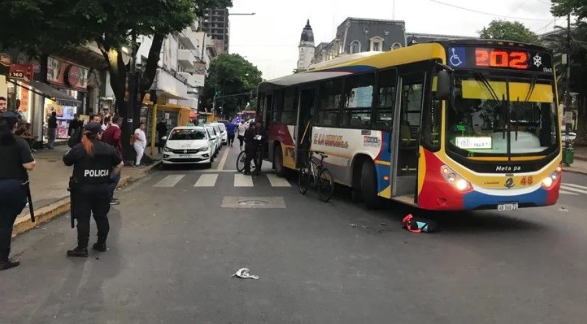 Ciclista quiso esquivar la puerta abierta de un taxi, lo atropelló un colectivo y murió | Actualidad