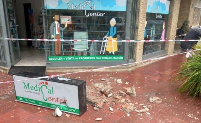 Mar del Plata: caminaba por la vereda y le cayó un cartel publicitario en la cabeza | Actualidad