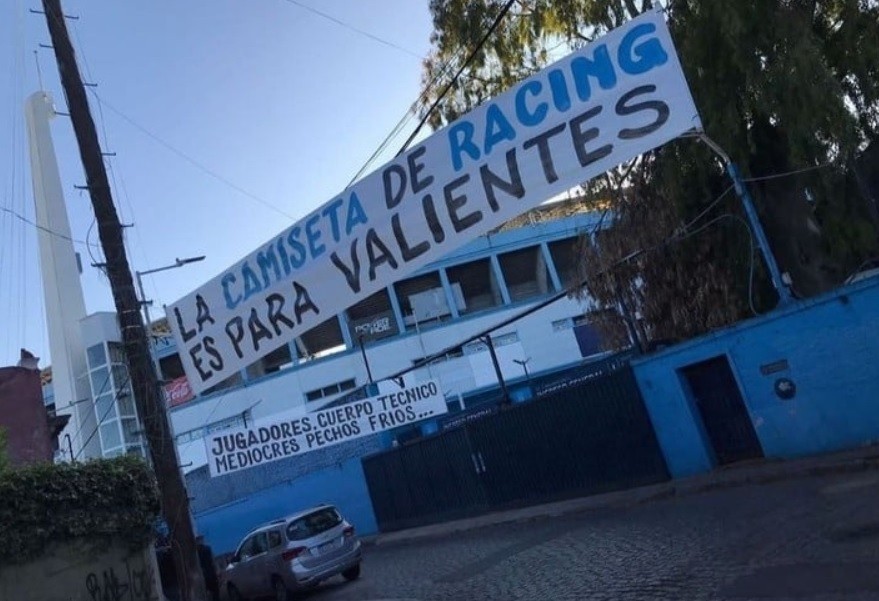 Violentos carteles contra los jugadores de Racing | Deportes