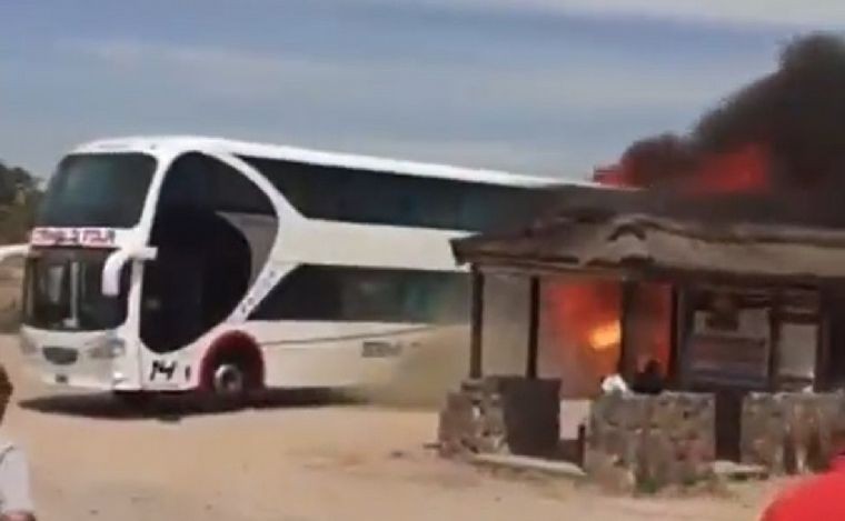 Bajaron a sacar fotos y se salvaron del incendio del ómnibus que los trasladaba | Actualidad