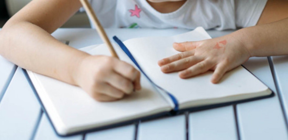 Nena le escribió una carta a la directora de la escuela y denunció que su mamá era víctima de violencia de género | Actualidad