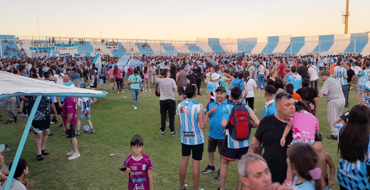 El plantel de Racing volvió a Córdoba y festejó con los hinchas en Nueva Italia | Deportes