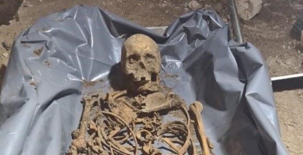 Hallaron un esqueleto enterrado en una casa: creen que es de una mujer desparecida hace 10 años | Actualidad