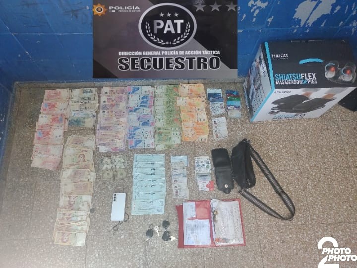 En un auto mal estacionado descubrieron un arma de fuego y cheques por cifra millonaria | Actualidad