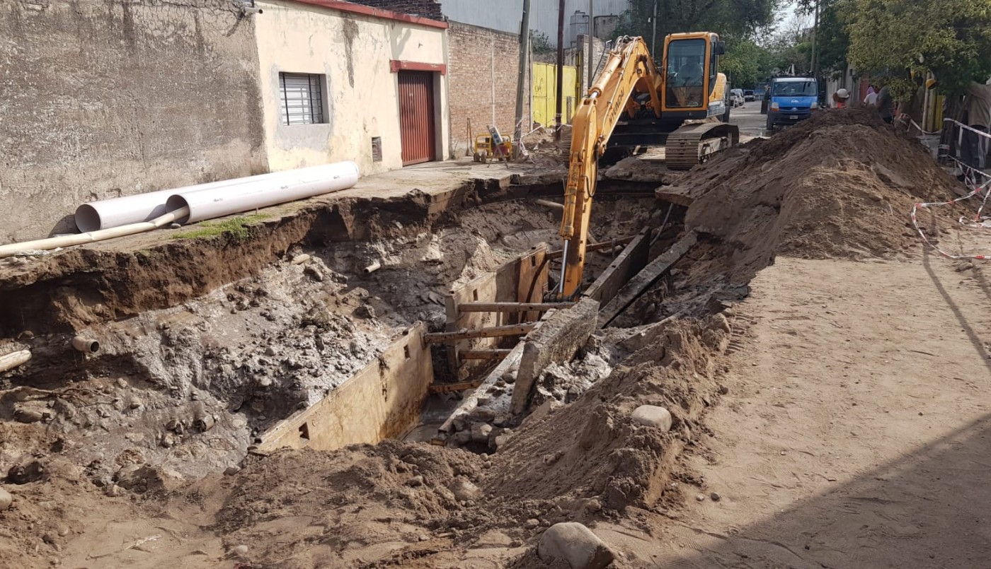 Vecinos de Villa Páez alarmados por la rotura de un caño de agua en una obra de cloacas | Córdoba