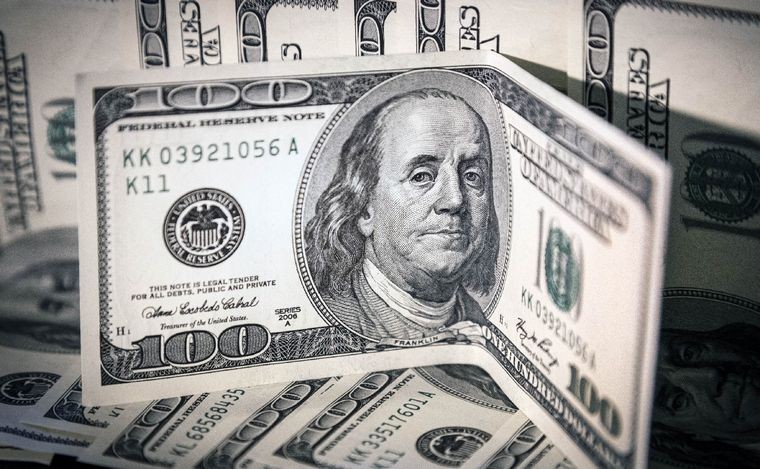 El dólar "blue" subió $2 y cotizó a $376 | Política y economía