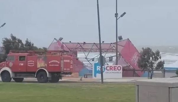 Temporal en la costa: ráfagas de viento causaron la caída de un parador y otros daños en la playa | Actualidad