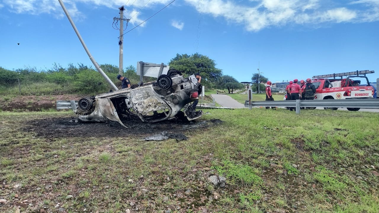 Persecución, vuelco y fuego en La Calera | Córdoba