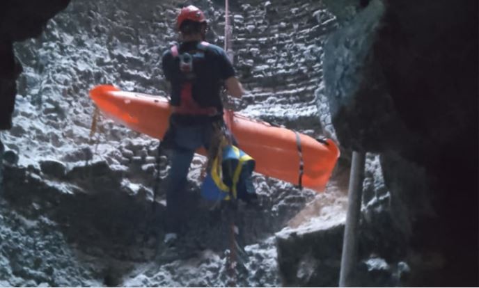 Trelew: bomberos rescataron a una joven que cayó a una chimenea | Actualidad