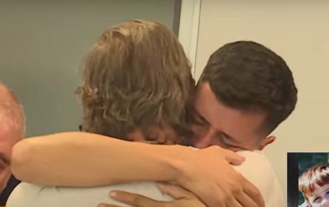 El sentido abrazo del padre y el abuelo de Lucio Dupuy tras el veredicto | Actualidad
