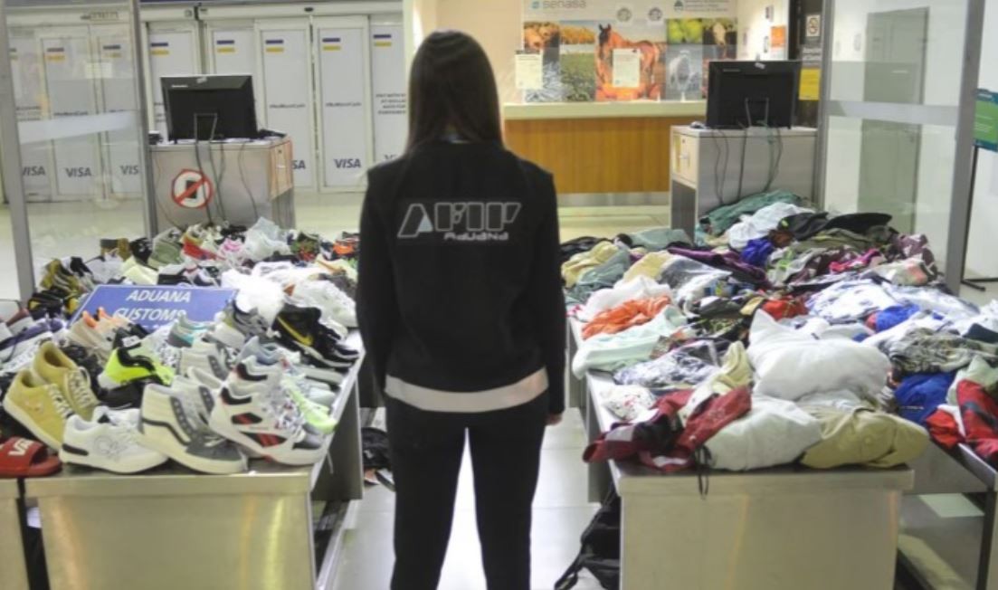 Una pareja intentó ingresar ropa al país como equipaje personal: tenían 100 zapatillas y 251 prendas | Actualidad