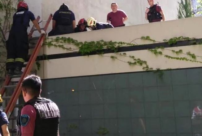 "Me empujaron", llegó a contarle una mujer a la policía antes de morir: un hombre fue procesado por trata | Actualidad