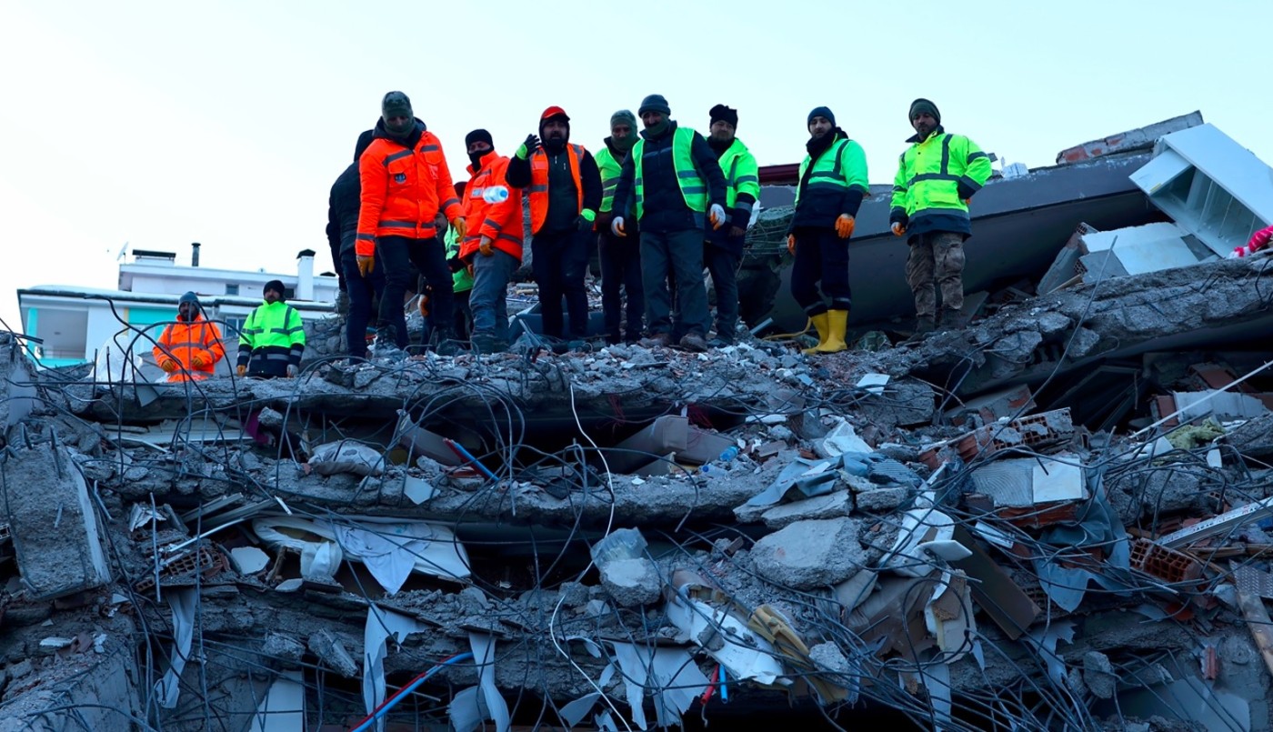 Brigadistas argentinos lograron rescatar a tres personas con vida entre los escombros en Turquía | Actualidad