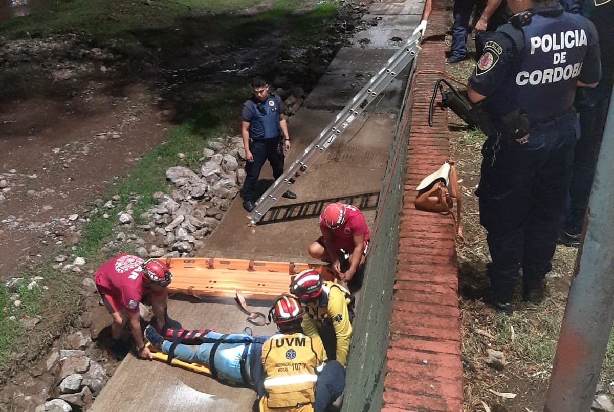 Rescataron a una mujer que cayó al río Suquía | Córdoba
