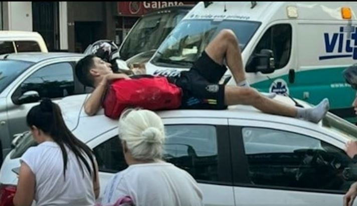 "No voy a llegar, chicos": La increíble selfie que mandó a sus amigos desde el techo de un auto | Actualidad