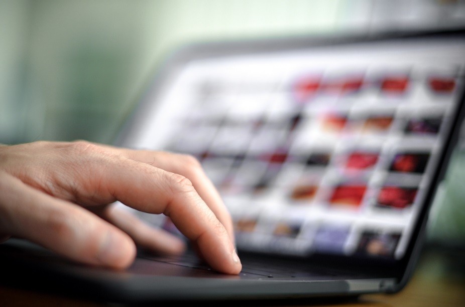 Tenía trabajo atrasado, le revisaron la computadora, detectaron que miraba pornografía y lo despidieron: demandó a la empresa | Actualidad