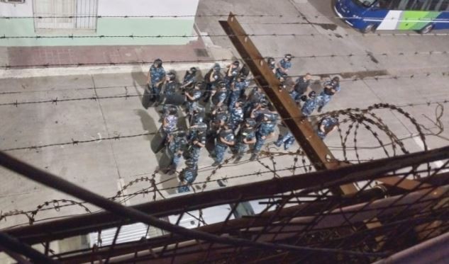 Cárcel de La Plata: hallan un arma de fuego dentro de una heladera tras una pelea a puñaladas entre presos | Actualidad