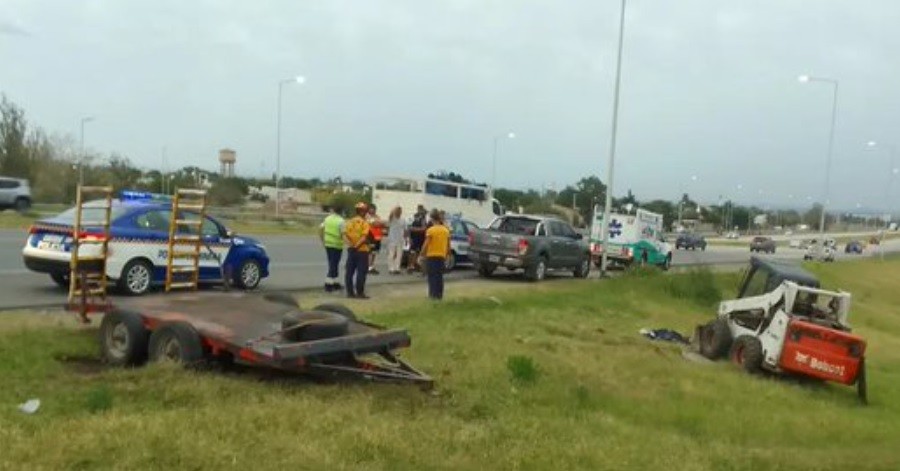 Esperaba a que lo buscaran en la banquina y murió aplastado por una máquina "bobcat" | Córdoba