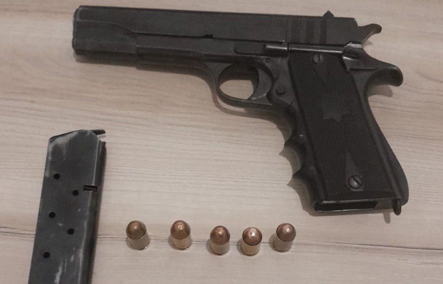 Tenía restricción y la violó, cuando fueron a detenerlo se escondió bajo la cama | Córdoba