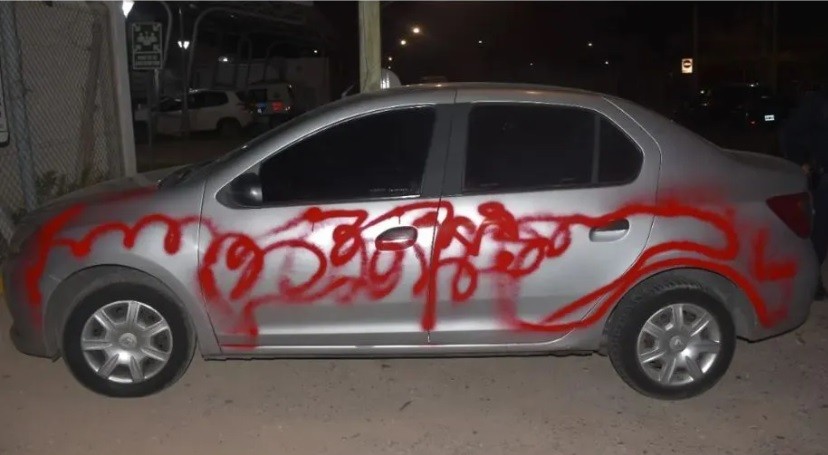 Policía informó a dos compañeros por no hacer su trabajo y como venganza le dañaron el auto | Actualidad