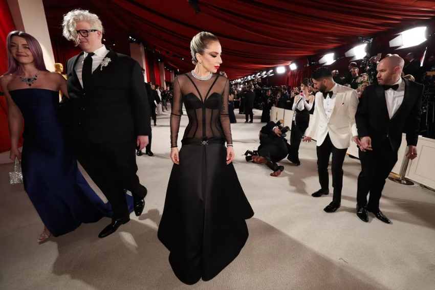 Lady Gaga ayudó a un fotógrafo que sufrió una caída en los premios Oscar | Espectáculos