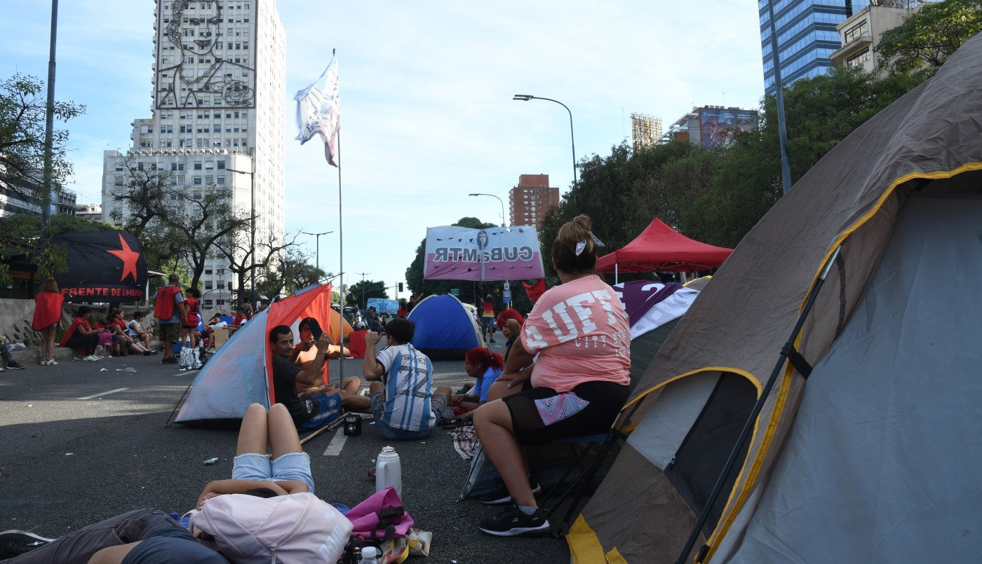 Sigue el acampe piquetero en la avenida 9 de Julio: "Por tiempo indeterminado" | Actualidad