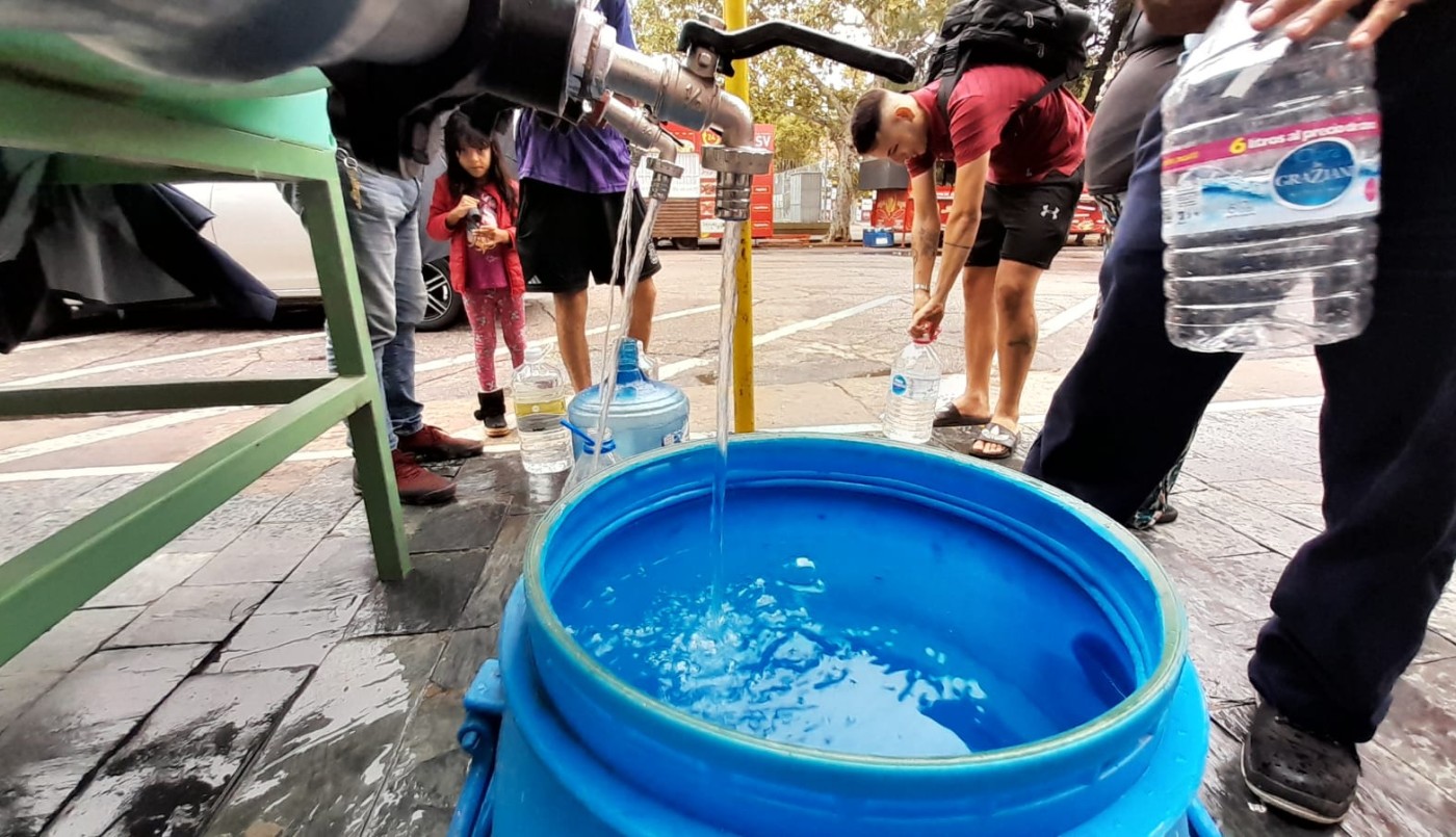 Sin agua: los vecinos recurren con envases a los puntos de abastecimiento | Córdoba