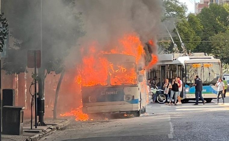 Se incendió un trolebús en pleno centro de Córdoba | Córdoba