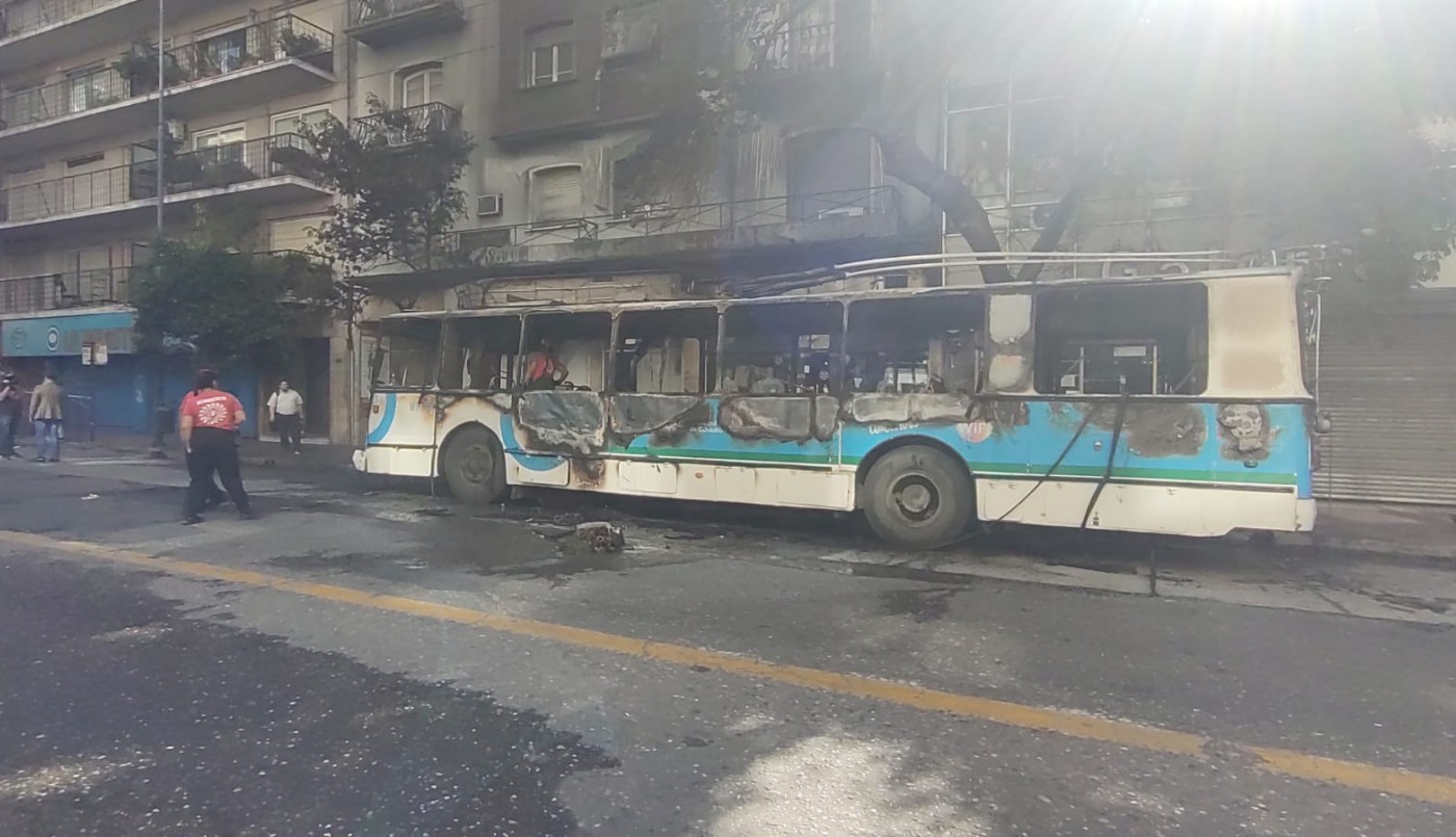 Así quedó el Trole que se incendió en Colón y General Paz | Córdoba