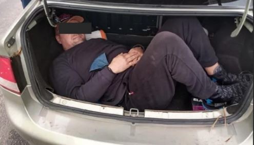 Lo buscaban por violencia de género y lo encuentran escondido en baúl de su auto | Actualidad