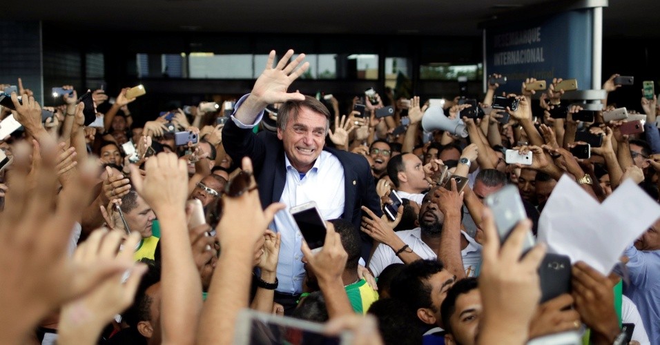 Bolsonaro regresó a Brasil y fue recibido por cientos de simpatizantes en el aeropuerto | Internacionales