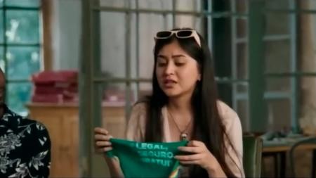 Francisco recibió un pañuelo verde, símbolo del derecho al aborto, de parte de una joven argentina | Actualidad