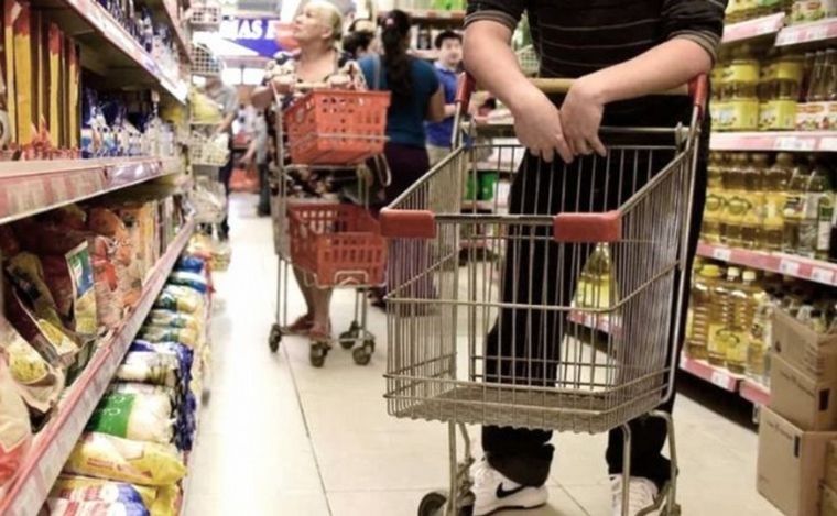 La inflación de marzo se disparó al 7,7% y la interanual alcanzó el 104,3% | Política y economía