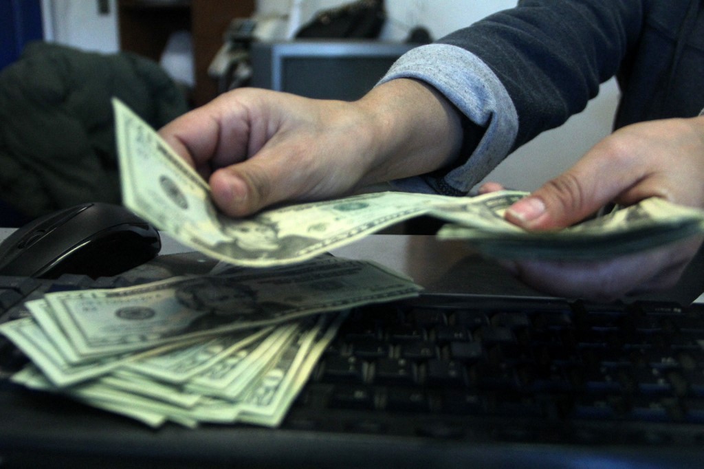 El dólar blue sigue su escalada y llega a $440 | Política y economía