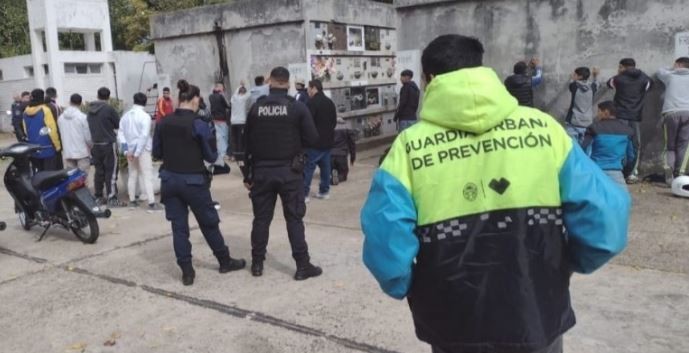 Funeral motochorro: nueve detenidos en Los Hornos por vandalizar un cementerio | Actualidad