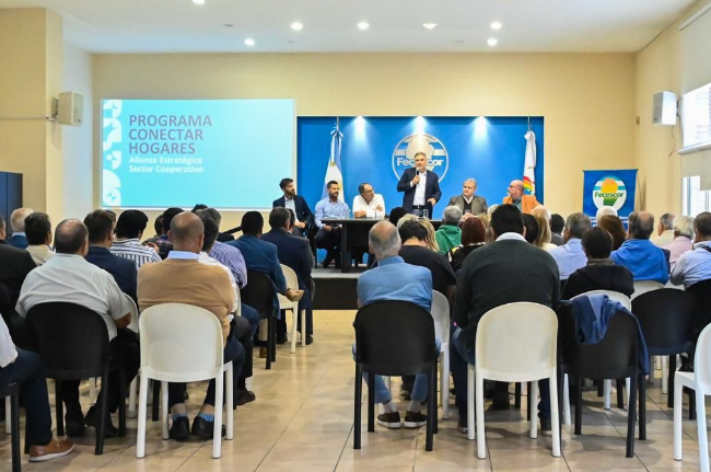 Llaryora encabezó una jornada de trabajo con cooperativas y mutuales de la provincia | Córdoba