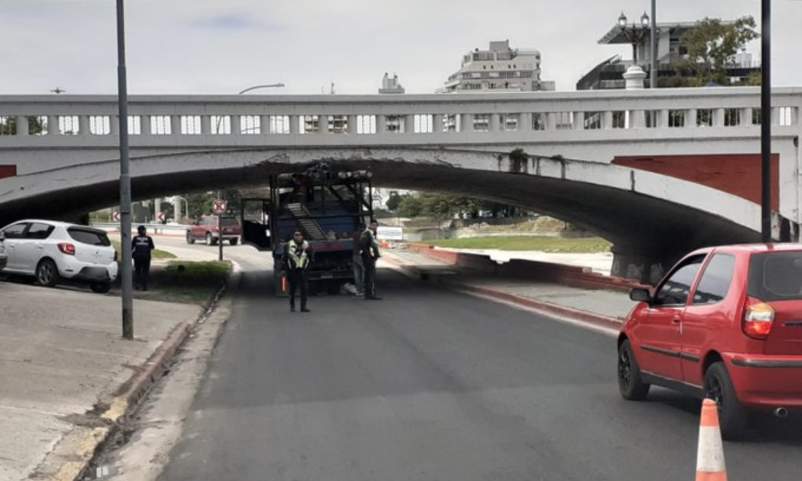 Nuevo incidente en la Av. Costanera de Córdoba: un camión queda atascado en un puente por mal cálculo de altura | Córdoba