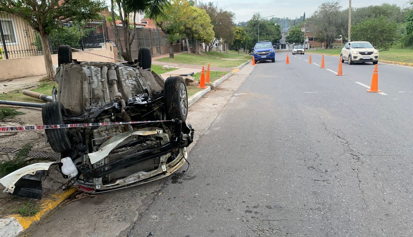 Conductor de vehículo Volkswagen en estado grave tras chocar contra un árbol en Villa Belgrano | Córdoba
