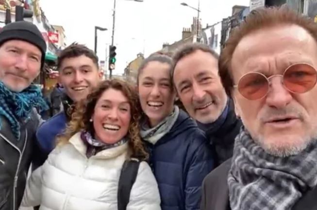 La emoción de turistas argentinos al encontrarse con Bono, líder de U2 | Espectáculos