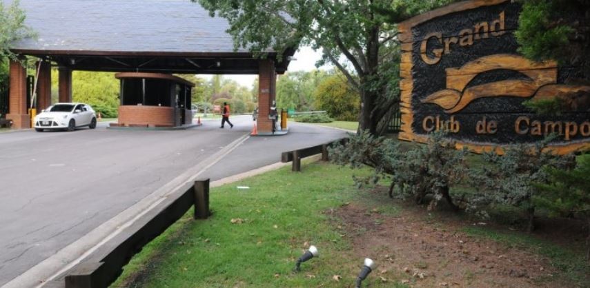 Robo millonario en un country en La Plata: se llevaron joyas, dinero y armas de fuego | Actualidad