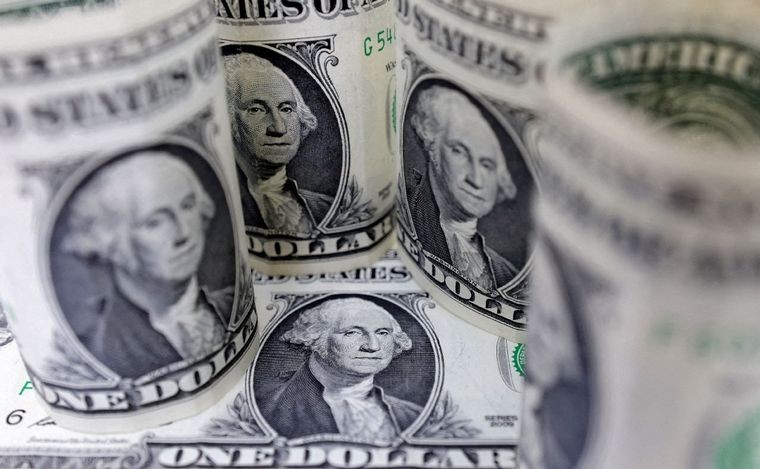 El dólar "blue", imparable: se disparó $33 y llegó a $495 | Política y economía