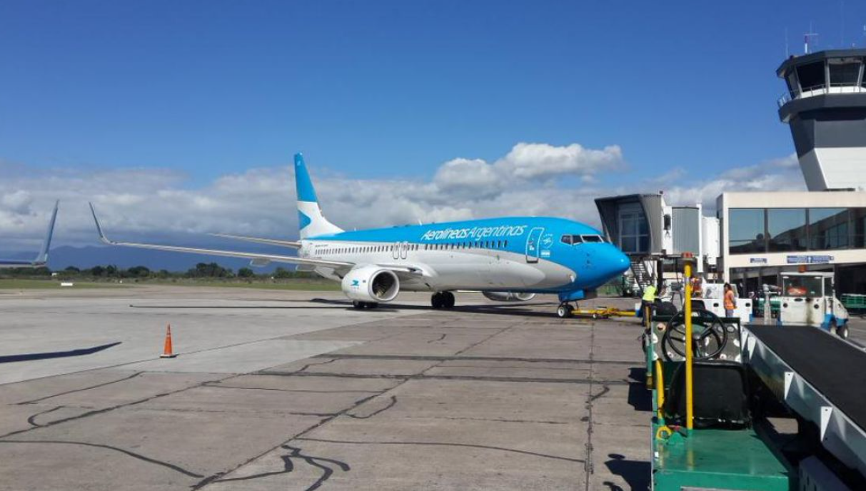 Un pasajero fue detenido por sustraerle pertenencias a las azafatas en pleno vuelo | Actualidad