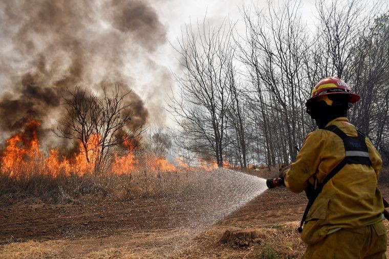 Bomberos combaten un incendio al norte de Capilla del Monte | Córdoba
