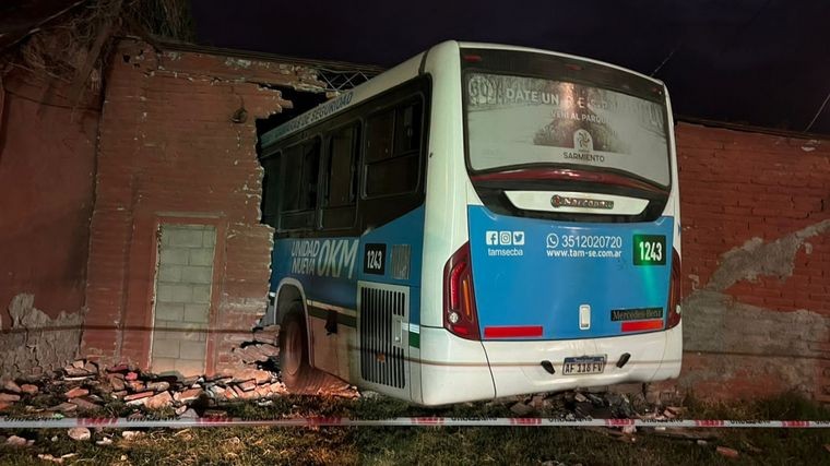 Un colectivo se incrustó en la pared de unos locales de Villa El Libertador | Córdoba