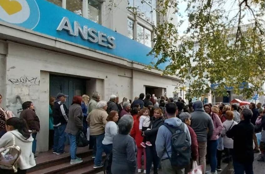 Medida de fuerza de empleados de Anses generó quejas y tensión en la sede Centro | Córdoba