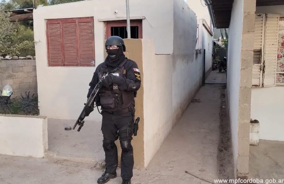 La Carlota: Una mujer guardaba cocaína en la heladera y otra salía a vender drogas en la moto con su bebé | Córdoba