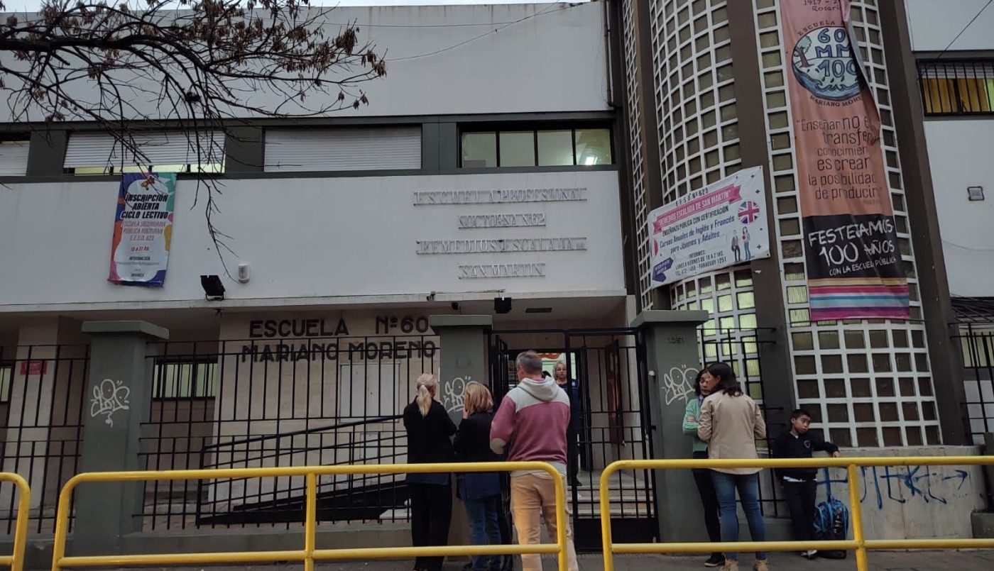 Dos escuelas de pleno centro de Rosario sin clases por mensajes con amenazas | Actualidad