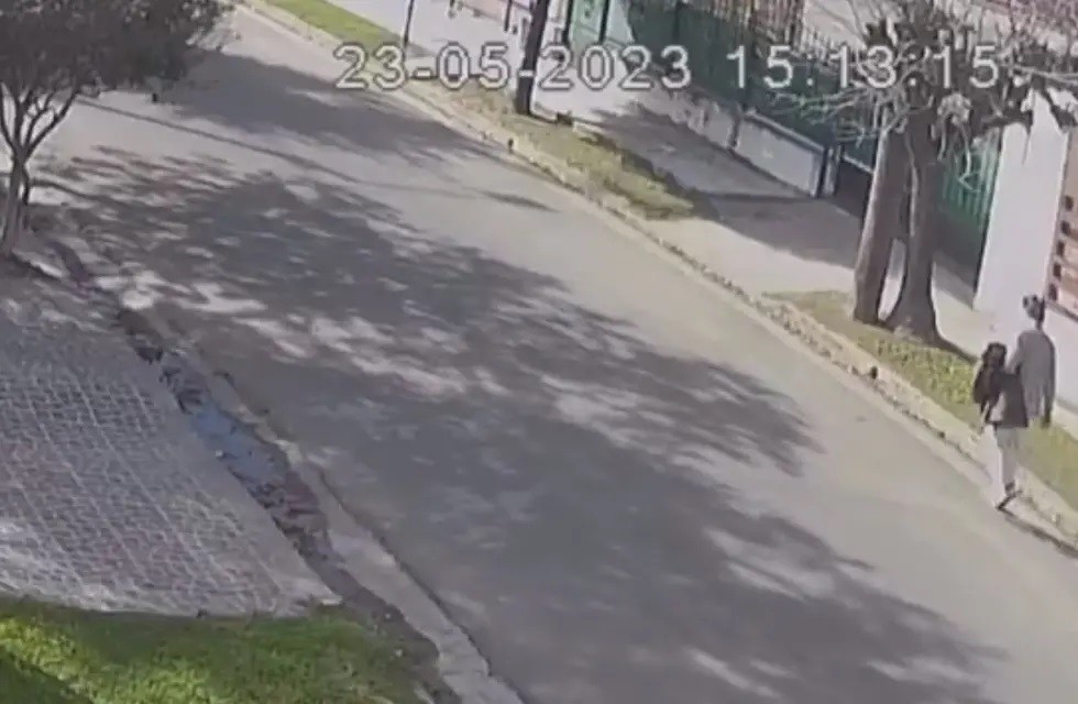 Ataque de motochoros en Córdoba: la golpearon y le robaron la cartera en su camino a casa | Córdoba